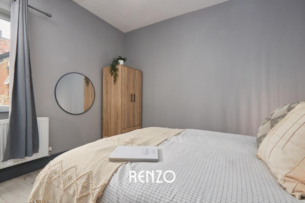 Inviting 1-bed In By Renzo, Perfect For Contractors, Free Wi-fi!